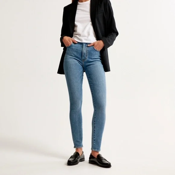 NWT - Abercrombie - Women's High Rise Skinny Jean in
Medium Wash - Size 32XL - Picture 1 of 12